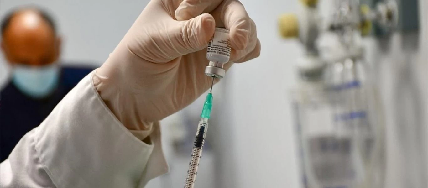 Επιμένει η «κυβέρνηση λοιμωξιολόγων» παρά την παγκόσμια ανησυχία: Να συνεχιστούν οι εμβολιασμοί με την Astrazeneca